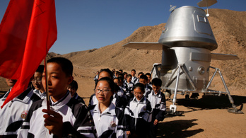 Tiniknek nyitottak Mars-bázist Kínában