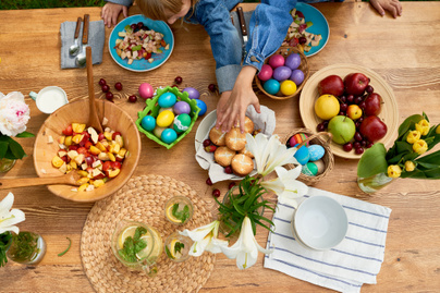 8 veszélyes étel a húsvéti asztalon: ha gyerek is van az asztalnál, erre nagyon figyelj
