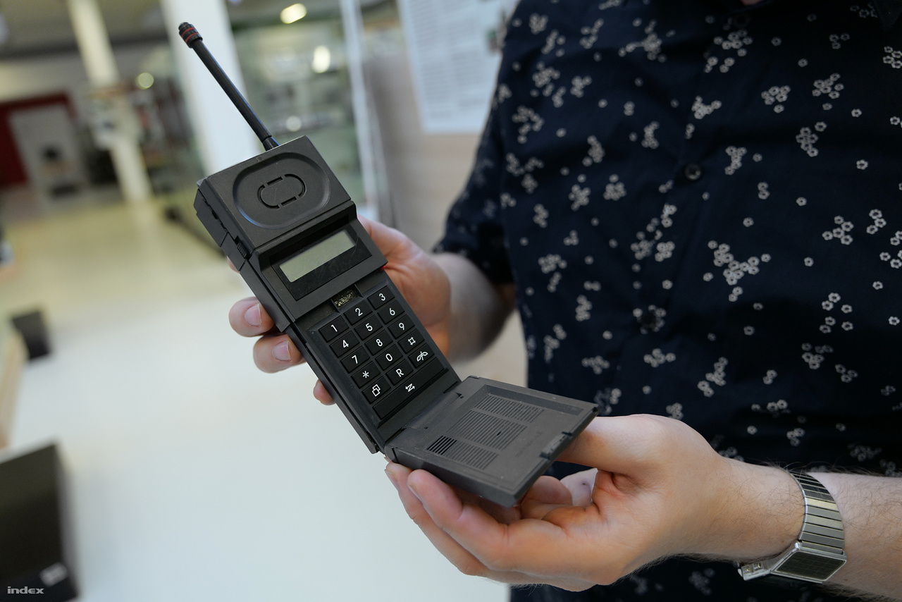 A rendkívül elnagyolt hatást keltő Dancall DCT 5000 mobiltelefon 1986-ból. Ezidőtájt hódítottak a félig szétnyitható készülékek, amiknek mikrofonrészét lecsapva lehetett hívásokat lebonyolítani.