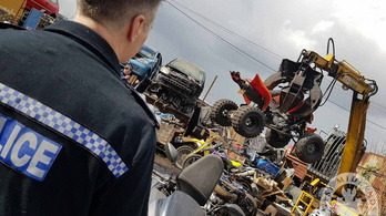 Utcai randalírozók motorjait zúzták be Angliában