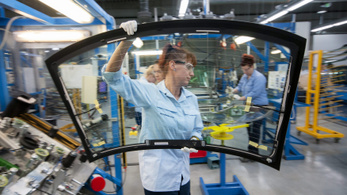 Négymilliárdos fejlesztés a Merci- és BMW-üvegeket gyártó tatabányai üzemben