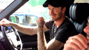 David Beckhamet elmeszelték, hogy mobilozott a Bentley-jében
