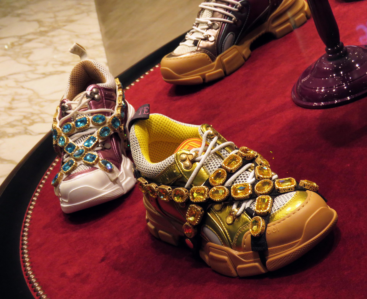 Jármű ez is, a lábnak. A jó túrázás alapja a megfelelő cipő – szerencsére találtunk ilyeneket a Dubai Mall egyik üzletében. Ez aztán kiragyog a sivatag homokjából, megtörvén annak egyhangúságát!