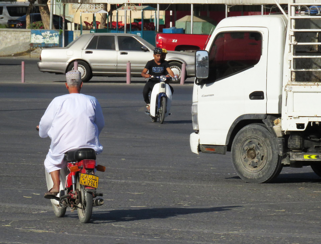 Nem túl gyakori látvány Ománban: motorosok Nizwában. A plusz húsz fokos télben még csak-csak megjárja, viszont nyáron, negyven fokban, tűző napon nem túl praktikus közlekedési mód a motorozás.