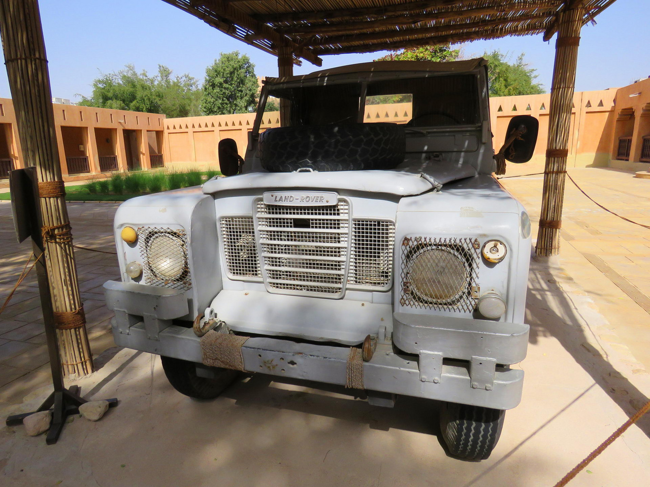 Muzeális Land Rover az Al Ain-i palotában. Fél évszázada a legendás Zayed sejk ezzel látogatta sorba a vele szövetséges beduin törzseket. 