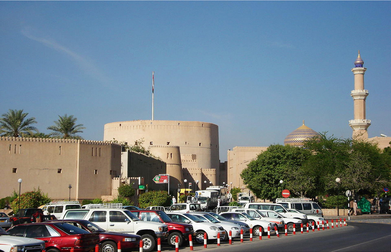 Nizwa óvárosa az erőddel és a mecsettel. A kereskedelmi utak csomópontjában kialakult város ma Omán egyik legfontosabb kulturális, gazdasági és oktatási központja. A legtöbb datolyát az ottani ültetvényeken termesztik, a helyi piacon külön épületük van a datolyaárusoknak. 