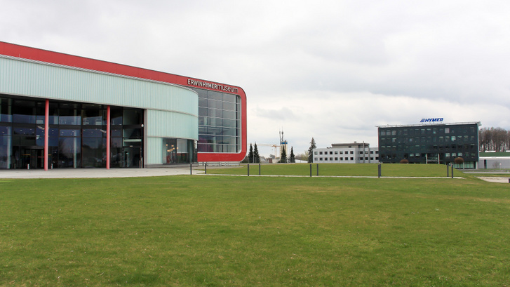 Előtérben a múzeum, háttérben a gyár főépülete