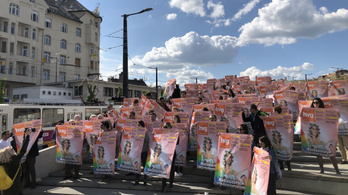 Flashmobbal tiltakoztak a HVG munkatársai a Széll Kálmán téren