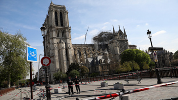 Ideiglenes fatemplomot állítanak a leégett Notre-Dame elé