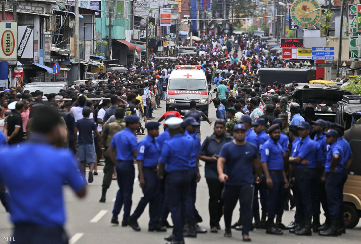 Maithripala Sirisena elnök közleményben kérte az ország állampolgárait, hogy őrizzék meg a nyugalmukat, és segítsék a hatóságok nyomozását. A Srí Lanka-i miniszterelnök összehívta az ország biztonsági tanácsát. 