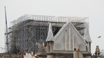 A tűz után most a víztől kell félni: épül a ponyva a Notre-Dame köré