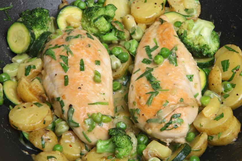 Zöldségekkel sült, szaftos, omlós csirkemell: tárkonnyal megbolondítva még ízesebb