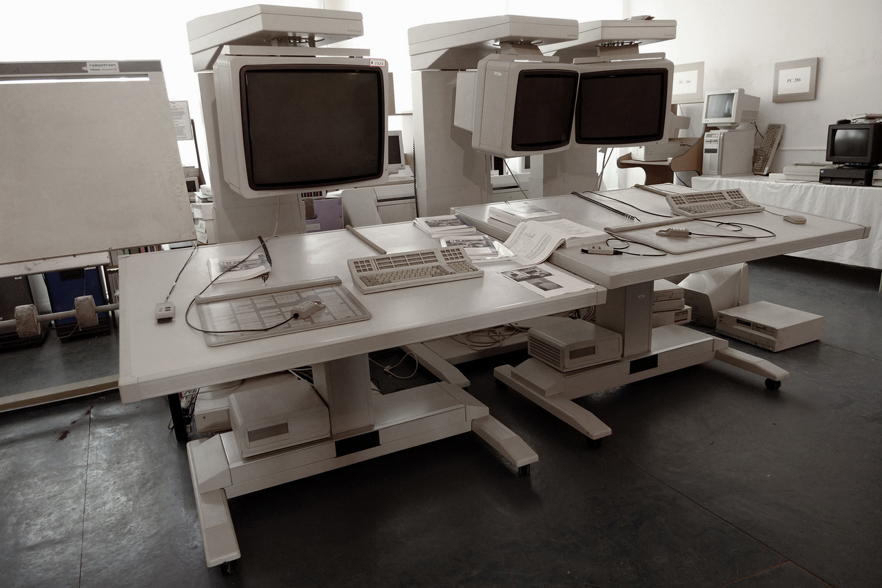 80-as, 90-es évekbeli Intergraph munkaállomások, hatalmas kijelzőkkel, MicroStation CAD tervezőplatformon futó 2D/3D vektorgrafikus programok használatához.