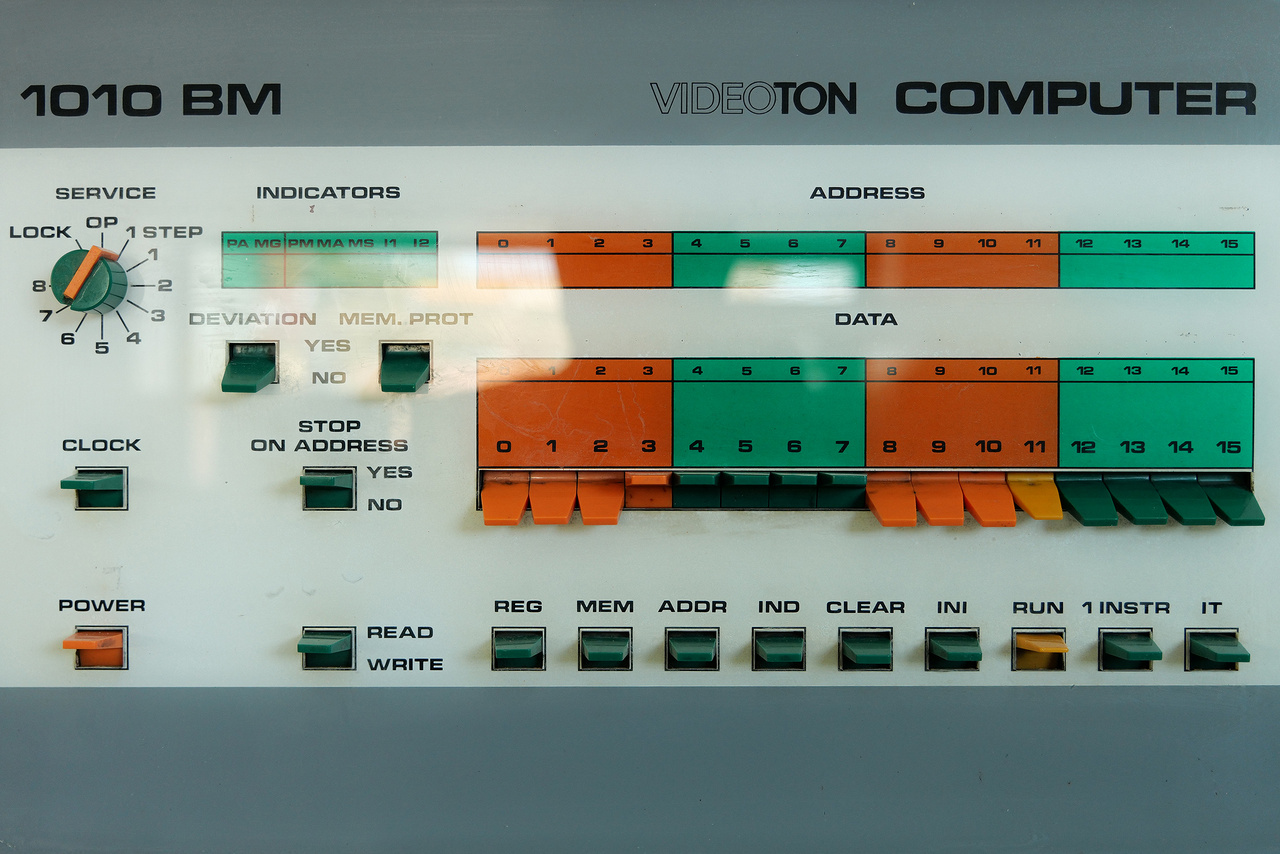 Videoton R-10 számítógép kezelőpanelje. A KGST keretében kialakított Egységes Számítógép Rendszer (ESzR) legkisebb tagja a magyar R10 számítógép volt. A hazai informatika egyik legfontosabb gyártmánya volt, első változatát (1010B) a francia CII 10010 licence alapján fejlesztették ki az Számítástechnikai Koordinációs Intézetben (SZKI), az R10 sorozatgyártása 1973 körül indult a Videoton Számítástechnikai Gyárában. 