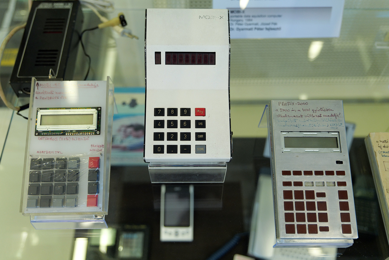 Mobi-X hordozható adatgyűjtő készülék, ami a világ egyik első kézi számítógépének (a PDA-k és a pendrive-ok elődjének) tekinthető, 1984-ből. Alkotók: Gyarmati Péter és Pék József. Mivel a hazai bürökrácia miatt nem sikerült időben szabadalmaztatni, számos külföldi gyártó megelőzte, illetve megoldásait felhasználva gyártott hasonló terméket.