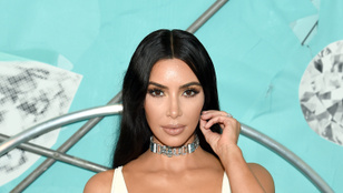 Kim Kardashian marihuána-származékkal és jógával várja negyedik gyerekét