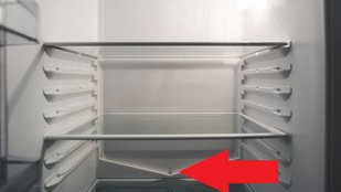 Miért van egy lyuk a hűtő hátsó falán?