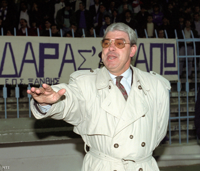 Jenei szövetségi kapitányként gesztikulál a 92-es Görögország - Magyarország VB selejtező labdarúgó mérkőzés utolsó másodperceiben Szalonikiben