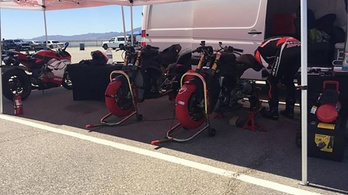 Lecsupaszított Panigale V4 R-eket tesztel a Ducati