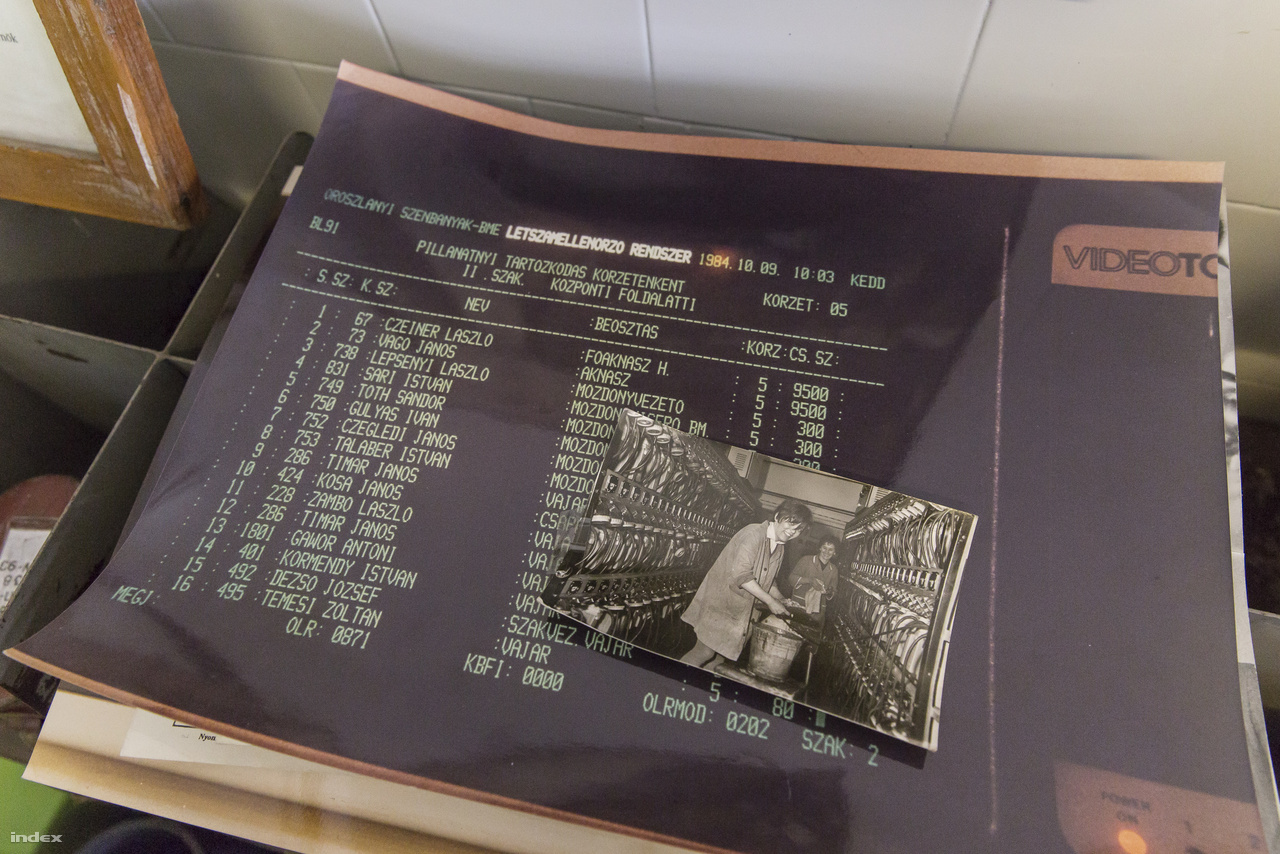 Igazi különlegesség 35 évvel ezelőttről: 1984-es képernyőfotó az oroszlányi szénbányák létszámellenőrző rendszeréről. A kis fotón légzőkészülékek karbantartását végző dolgozók láthatók.
