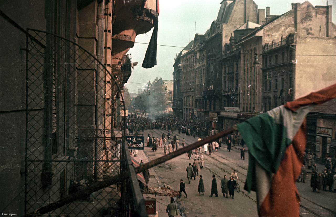 A Kossuth Lajos utca a 6-os számú ház első emeleti erkélyéről készített fotókon az 1954-es május elseje és az 1956-os forradalom.&nbsp;Dr. Horváth Miklósék erkélye alatt vonult el a színes történelem, hagyatékában mintegy háromszáz színes, főleg az ötvenes évek Budapestjén készített kép található. 
                        