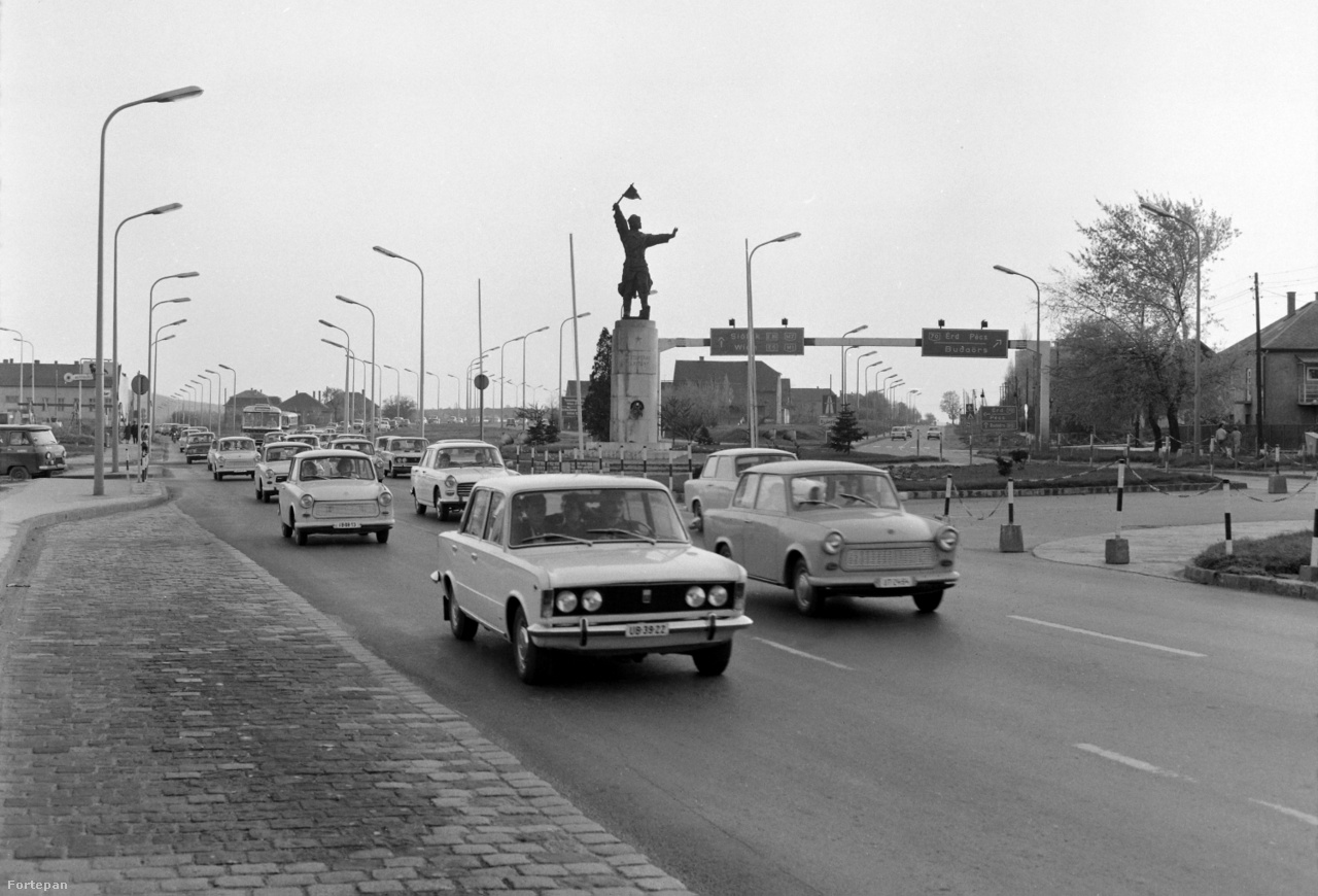 
                         A Budaörsi út, középen az Osztapenko szoborral és az épülő, majd kész M1-M7 autópályával 1965-ben és 1975-ben.A képeket készítő Uvaterv ott volt mindenütt, ahol utat, hidat, alagutat kellett építeni. Az építkezéseken készített több mint százezer fotó jó részét a Fortepan önkéntesei mentették meg a megsemmisüléstől, amikor a vállalat szuterénjében tárolt, felbecsülhetetlen értékű fotógyűjtemény 2015 márciusában egy elektromos zárlatot követő tűzben majdnem teljesen megsemmisült.
                        