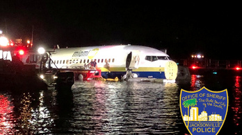 Folyóba csúszott egy landoló Boeing 737-es Floridában