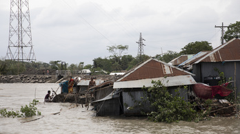 Több mint ezer házat söpört el Fani Bangladesben