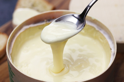 Házi, fűszeres sajtmártás: háromféle sajtból készül, attól ennyire krémes