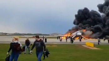 A pilóták idő előtt elhagyták a kiégett orosz utasszállítót