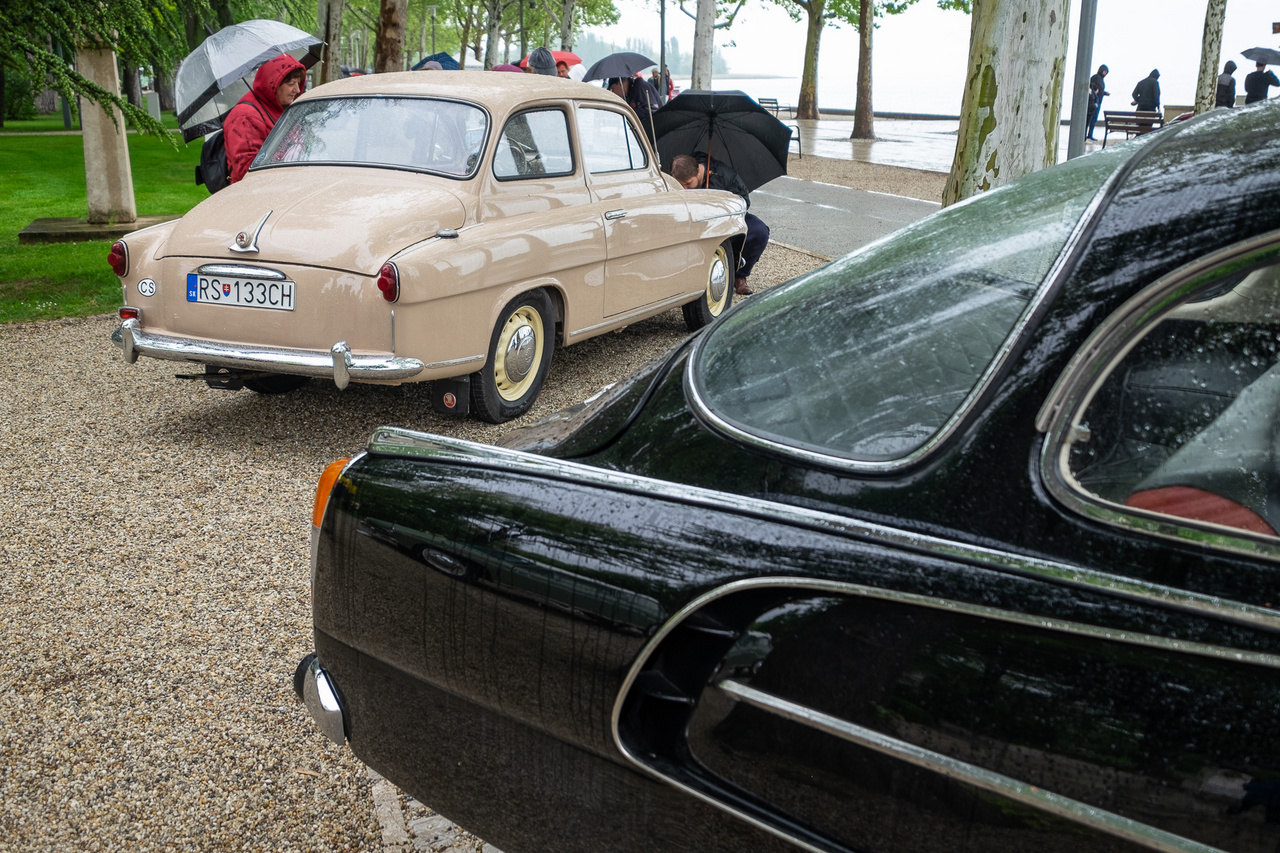 Gyönyörű cseh fenekek és senki ne gyanítson hímsoviniszta be- és kiszólást. Jobbra a Tatra T603 feketében, balra az 1957-es Skoda 440 krémszínben - az az Octavia elődje. Bár az autó is gyönyörű, az még szebb, hogy páran megkérdezték, én hoztam-e a kiállított autót Füredre, hiszen a kocsi tulajdonosa (kissé hunyorítva) a névrokonom, Csíkos Zoltán Szlovákiából