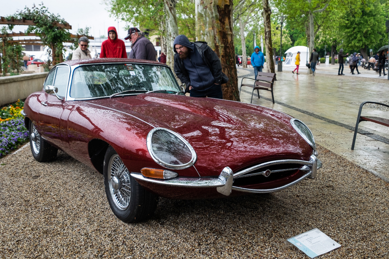Minden autós szépségverseny kötelező eleme egy Jaguar E-Type - ez itt konkrétan már egy első frissítésén túlesett és 3,8 helyett már 4,2 literes motorral szerelt, 1966-os verzió, háromkarburátoros, 300 lóerőig ívelő tuninggal
