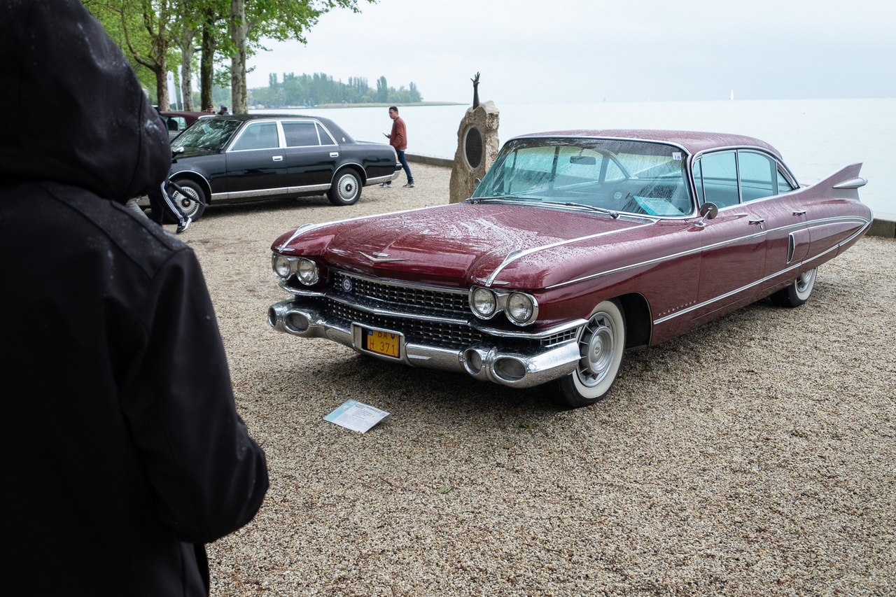 Krómtól roskadozó karosszéria, épülethomlokzatnyi maszk, ívelt üvegek, hatalmas szárnyutánzat - minden autórajongó azonnal látja, hogy a jet age Amerikájának termékét látjuk, méghozzá annak egyik csúcsmodelljét. Az 1959-es Cadillac Fleetwood 60 Special 6,4 literes motorja 325 (SAE) lóerőt teljesített, karosszériája 5,7 méter hosszú - ez az autó Kanadából érkezett Európába, s a szlovák Vlado Bradáč restaurálta az így már négy Fleetwoodot tartalmazó gyűjteményébe