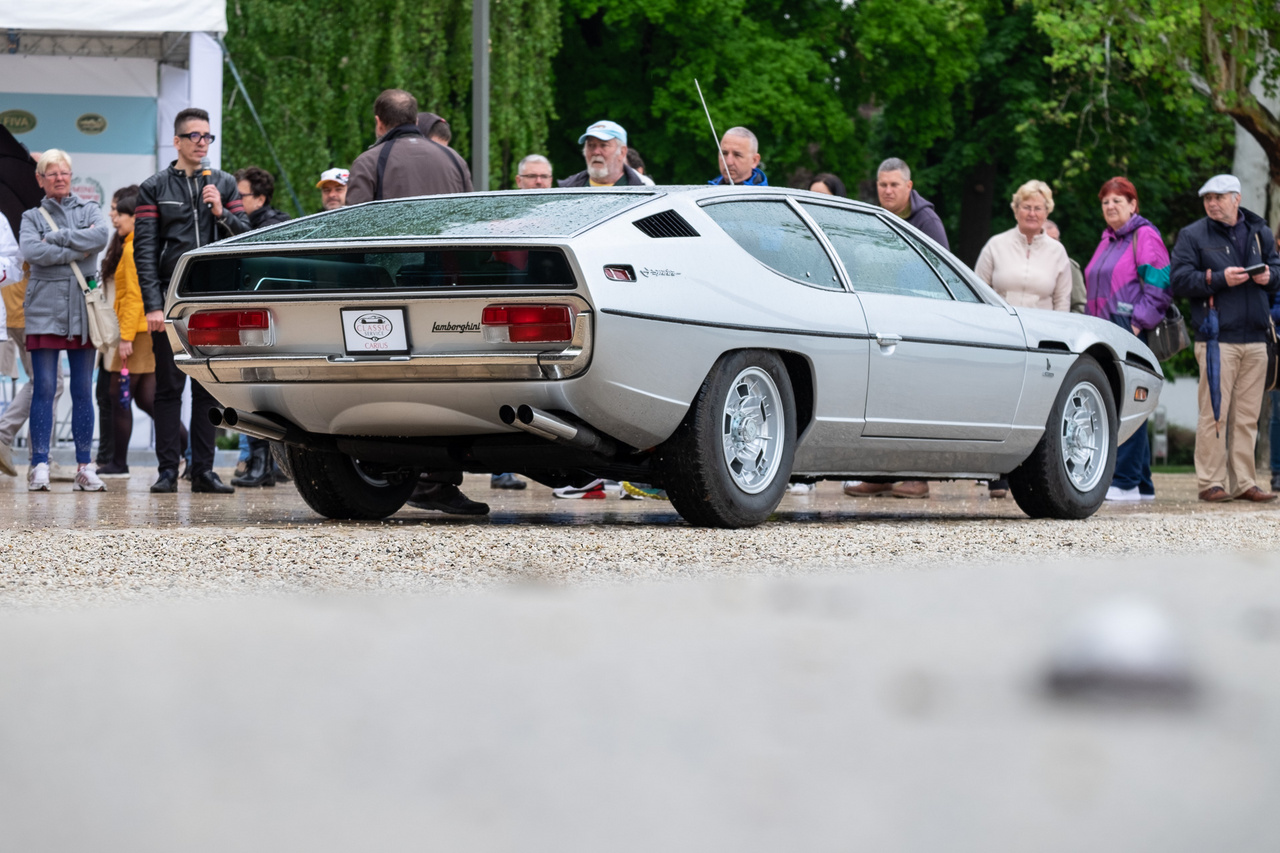 Amikor ezt a Lamborghinit beindították a Tagorén, a nézők elsápadtak - nem mindennap hall az ember hat darab ikerkarburátorral etetett, négyliteres, V12-es, négy vezértengelyes motort felbőgni. A Marcello Gandini-tervezte (Bertone-stúdió), 1971-es kupé négyszemélyes, 350 lóerős és ez a darab a 1217-es széria 537. példánya