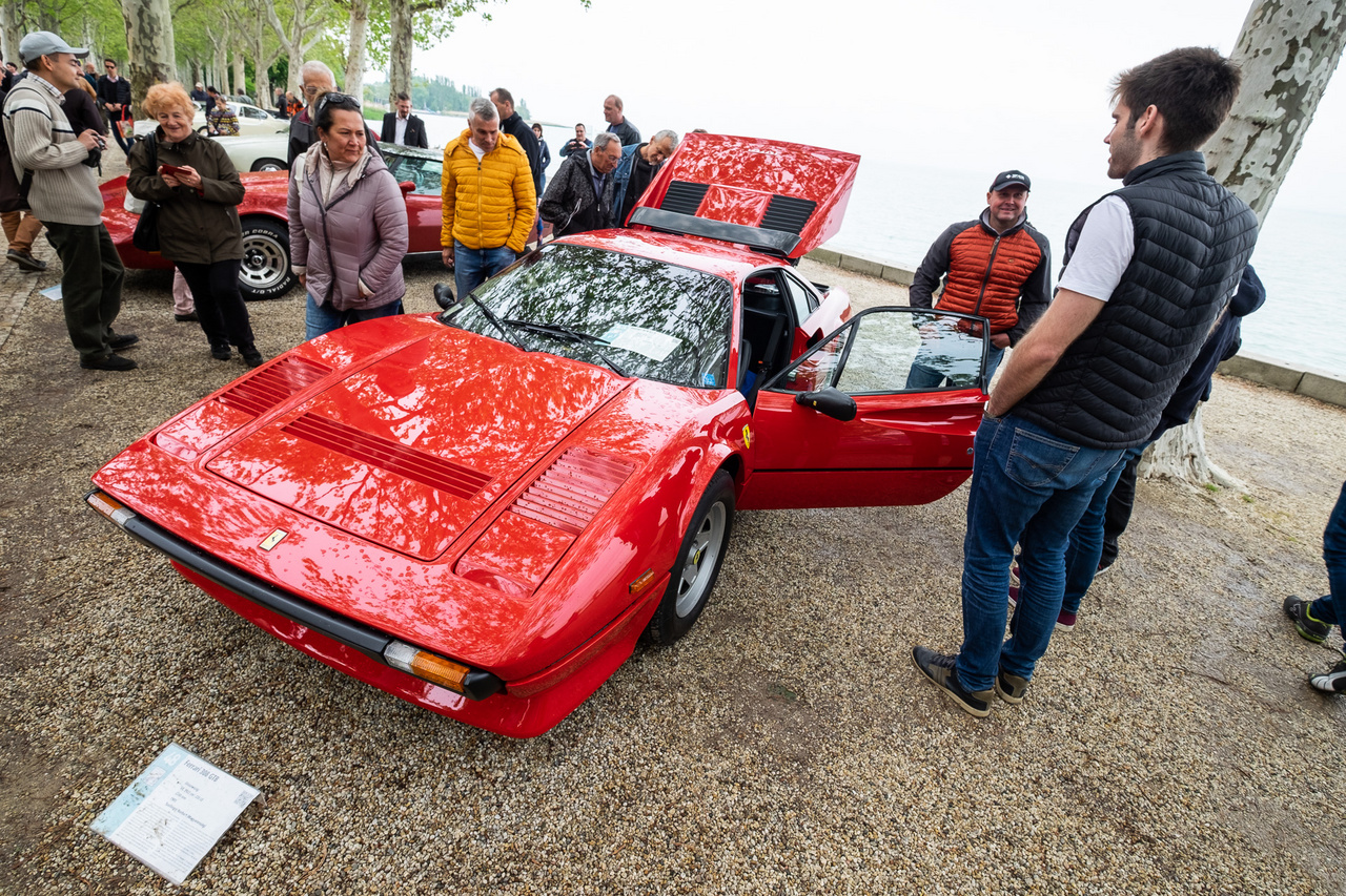 Megint csak egy mifelénk leginkább filmsorozatból ismert autó: Ferrari 308, igaz, nem egy GTC - mint amilyet Thomas Magnum használt -, hanem egy kupékarosszériás (tehát merevebb) GTB. Az 1985-ös gyártású, 235 lóerős, háromliteres V8-assal hajtott autó különlegessége, hogy új kora óta kevesebb  mint 50 ezer kilométer ment bele. Az állapota teljesen gyári - és új