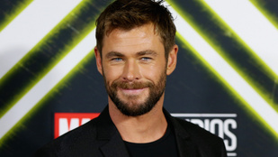 Most Chris Hemsworth osztott meg kulisszák mögötti videót a Bosszúállók forgatásáról