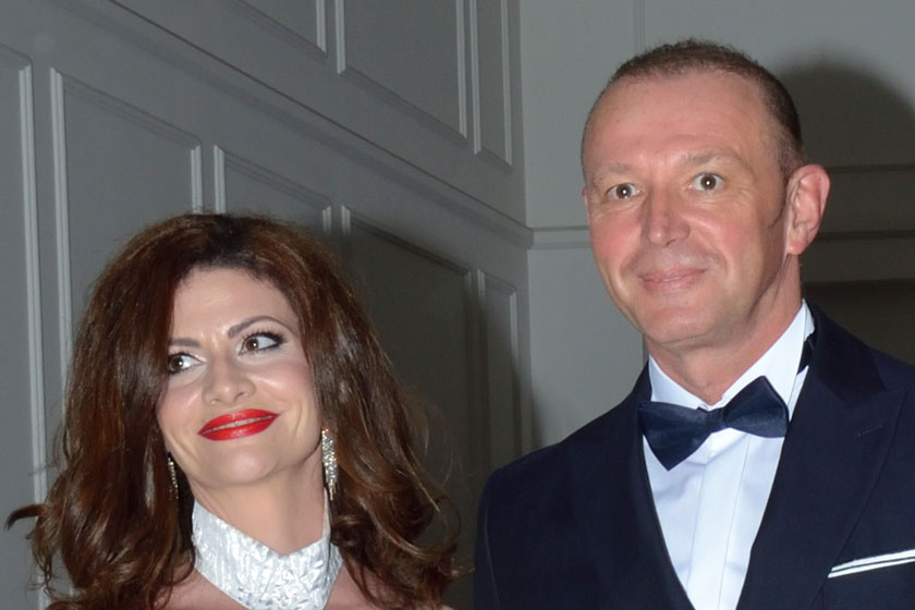 Győrfi Pál párja gyönyörű menyasszony volt - 14 év után tartották meg a templomi esküvőt