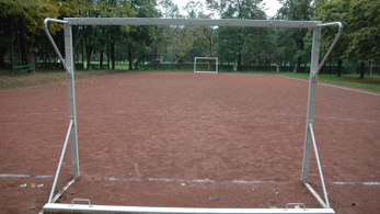 Használhatatlanok a focipályák a Mészáros veje által 1,1 milliárdért felújított Sportligetben