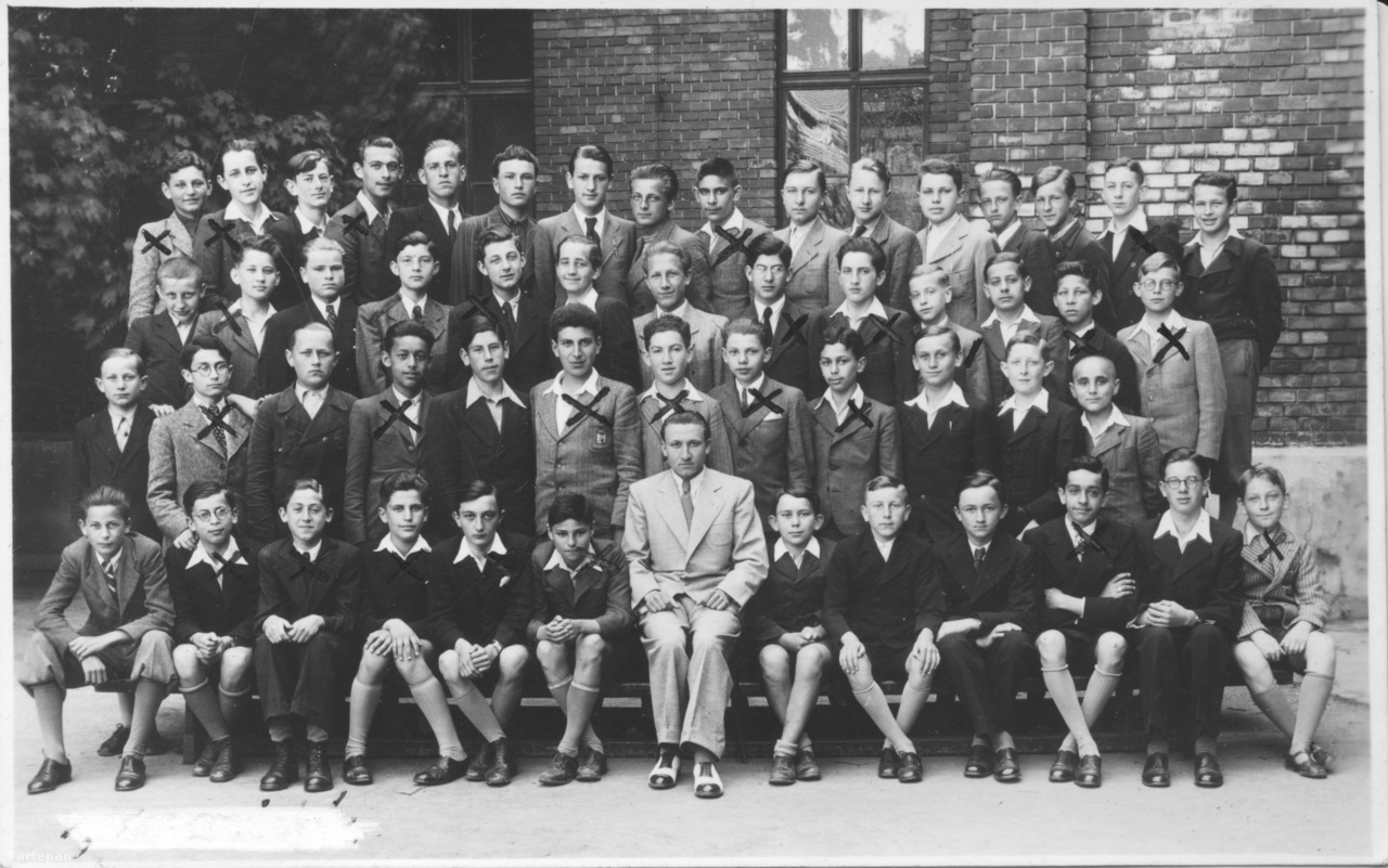 A IV.B osztály Kassán valószínűleg az akkori Szathmáry György utcai iskolapalota udvarán 1940-ben. Csillaggal jelölve az osztály zsidó származású tanulói.