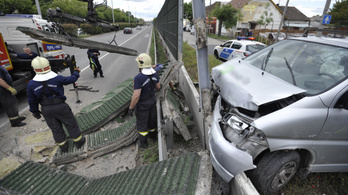 Kidöntött egy autós egy zajvédő falat Pesterzsébeten