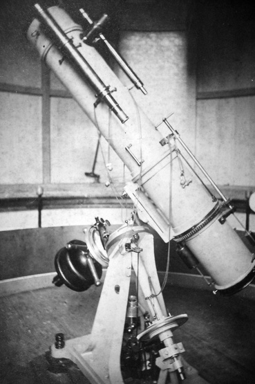 26/196 cm-es Browning-With reflektor és tartozékai: 39/250 mm-es Voigtlander-euriszkópos asztrokamera, 2/24"-es Browning-vezető távcső, 2.25/27"-es Steinheil-objektíves vezető távcső (1885)