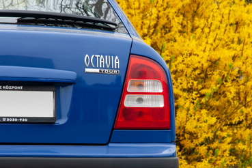 A Tour-felirat utal arra, hogy a II-es Octavia mellett forgalmazták még az I-est is. Mint az Opel Astránál a Classic