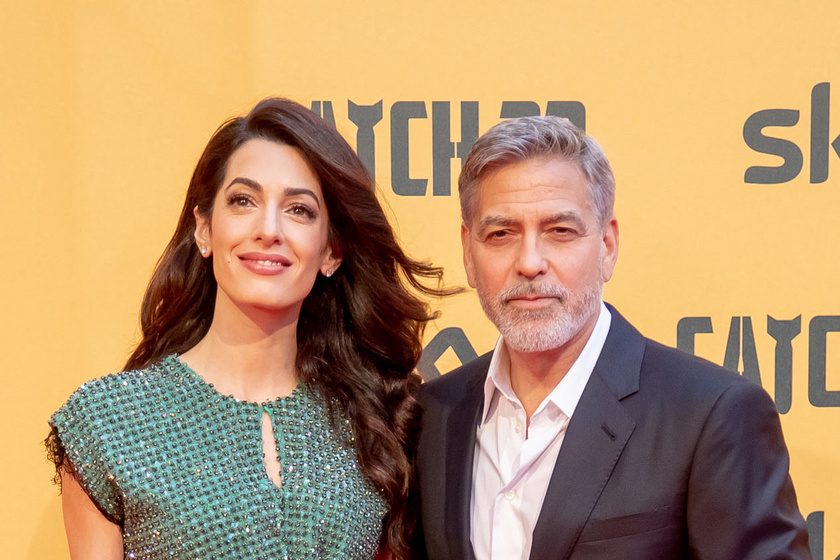 Amal Clooney szexi miniben villantotta meg hosszú combjait a premieren
