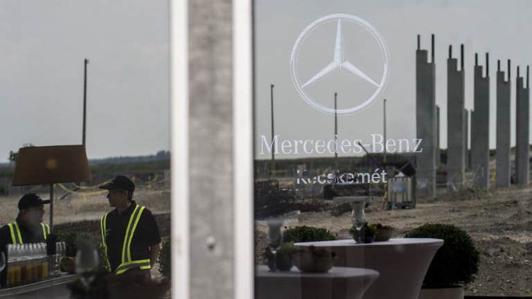Felfüggesztették a Mercedes kecskeméti gyárépítését