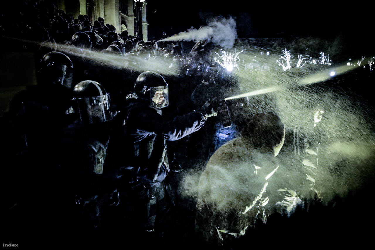 Oszlatás - XXXVII. Magyar Sajtófotó Pályázat 2018 -Hír/Esemény Kategória(egyedi) 3.díjKönnygázzal oszlatják a feldühödött tömeget 2018 december 12-én a Parlament lépcsőjénél a rendőrök.Spontán tüntetések kezdődtekBudapesten miután a Parlament elfogadta a túlóratörvényt.