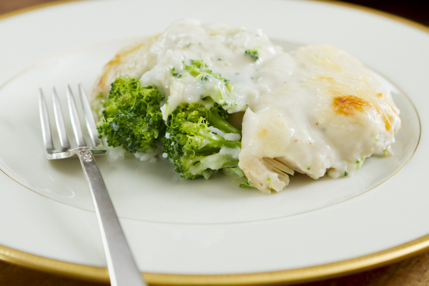 Brokkolis csirkemell extra sajttal: könnyű, ízletes ebéd a sütőből