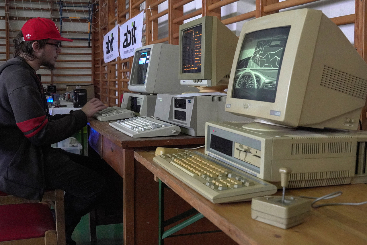 Az idei Bacsis Retro Számítógép Kiállítás az ötödik a sorban. A kiállítás egyre nagyobb, az évek alatt kinőtte a fülei kultúrházat, és most már a község tornatermében sorakoztak fel az ősi személyi számítógépek, laptopok.