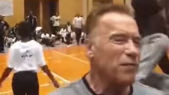 Arnold Schwarzeneggert repülve rúgták hátba Afrikában