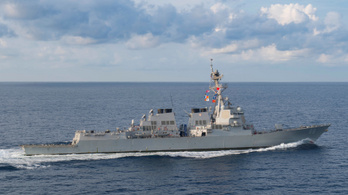 Kínaiak által követelt tengeri területen haladt át egy amerikai hadihajó