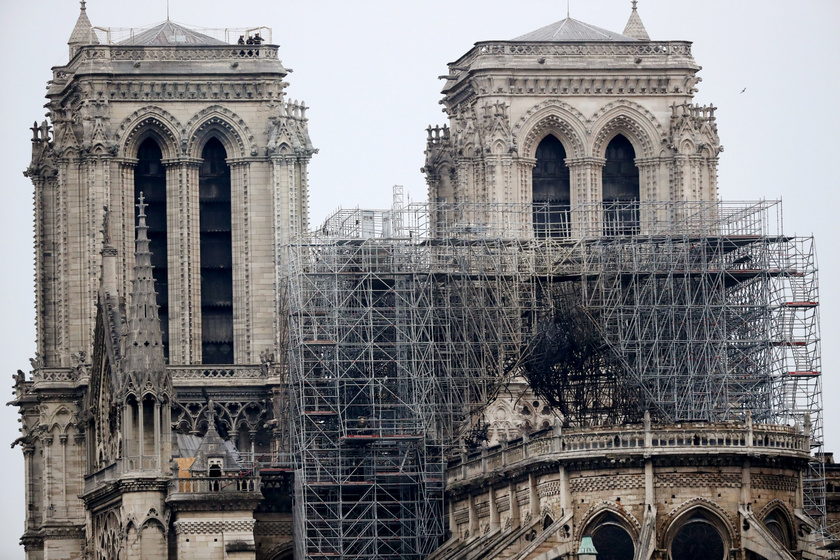 Furcsa képek jelentek meg a Notre Dame felújításra váró tetejéről